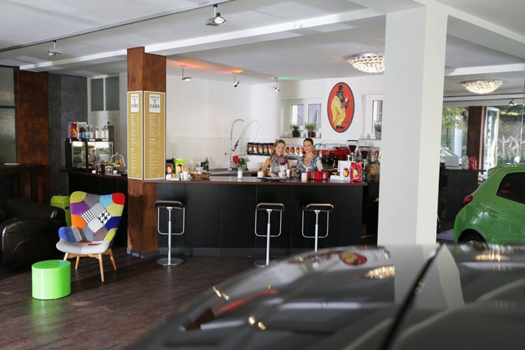 ...und haben immer die neuesten Mitsubishi-Modelle im Blick. (Foto: Atrium living pictures GmbH)