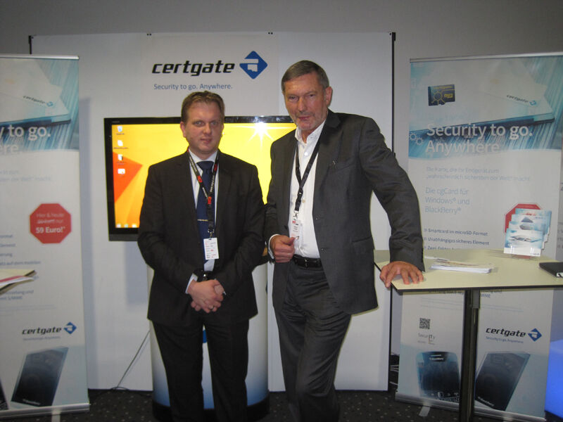 Stefan Schmidt-Egermann (l.) und Helmut Friedel (certgate) zeigten ihre plattformübergreifende Sicherheitslösung für mobile Endgeräte. (Bild: NCP)