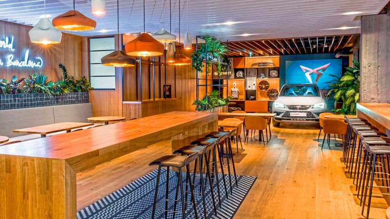 Steht'n Auto in der Tapas-Bar: In Wien wird dieses ungewohnte Ensemble nun Wirklichkeit. (Bild:Seat)