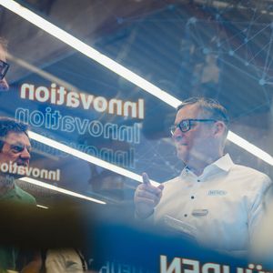 Ausgiebige Fachgespräche waren das Highlight für die 82 Aussteller der Schraubtec in LAndshut.(Tino Boecher)