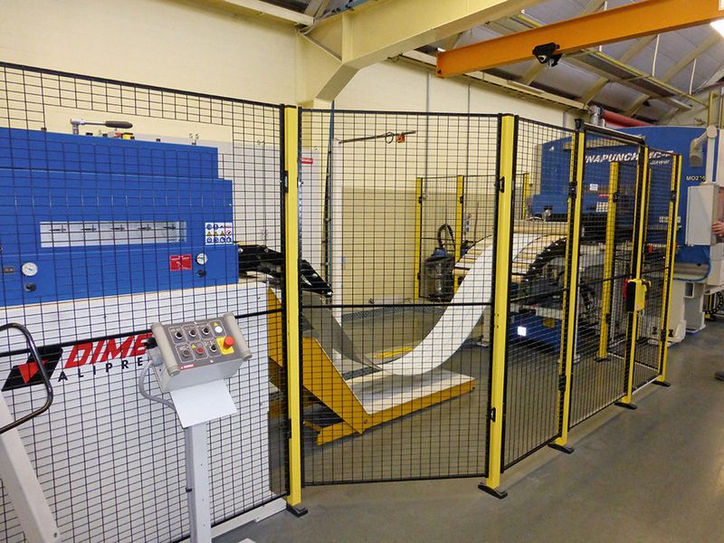 Der Toleranzbereich der Materialreserven-Schlaufe ist mit einem Laser kontrolliert. (Bild: Finus)