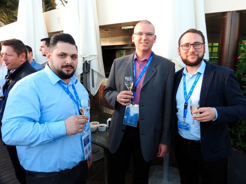 Get together am Strand mit Simon Wissinger (Leitwerk, l.) und Christoph Riese (Sophos, r.) (Bild: Sophos)