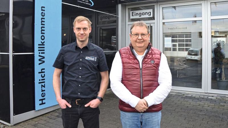 Markus Lindner (l.) übernahm zum Jahresanfang das Autohaus Lutz von Gründersohn Peter Lutz.(Bild:  Markus Lindner)