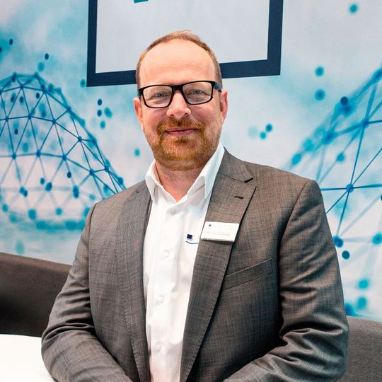 Kai-Uwe Schablack über die Vorteile von künstlicher Intelligenz in der Qualitätssicherung: „Inspektionsergebnisse werden automatisiert vorbewertet, sodass sich der Bediener auf Ausnahmefälle konzentrieren kann.“(Bild:  Viscom)