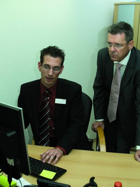 Thomas Forchert erklärt Jurymitglied Hans-Heiner Lüdemann (BDK, r.), wie die Verkäufer auf Anfragen aus dem Internet reagieren. (Archiv: Vogel Business Media)