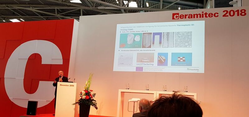 Dr. Moritz vom Fraunhofer IKTS zeigte die Möglichkeiten der Additiven Fertigung für Keramikbauteile auf und informierte über Forschungsthemen.  (D.Quitter/konstruktionspraxis)
