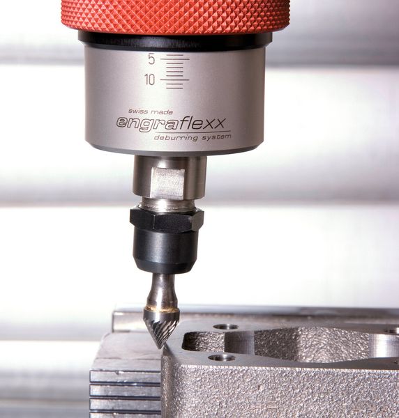 Bild 1: Seitlich ausgelenkte Spindel des Werkzeugsystems: Beim Abfahren der programmierten Kontur wird dadurch der Fräser immer gleichmäßig gegen das Werkstück gedrückt. (Bild: SEH Technik)