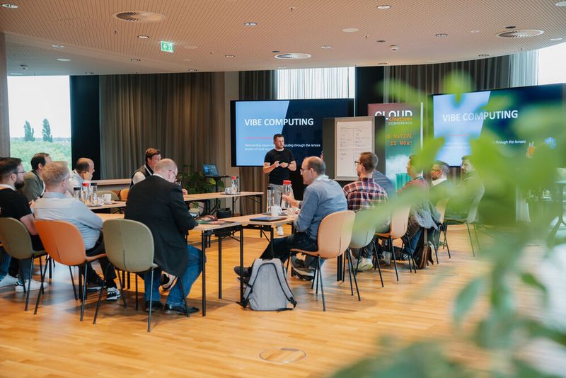 Nach der Keynote von Maximilian Hille wurde das Thema Agentic Cloud Engineering innerhalb eines Roundtables vertieft. (Bild: Vogel IT-Medien GmbH)