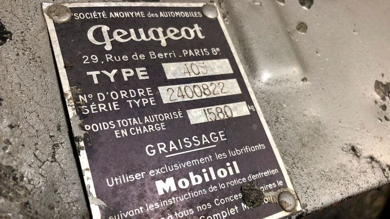 Das Filmfahrzeug trägt die Fahrgestellnummer 2400822, … (Bild: Thorsten Link)