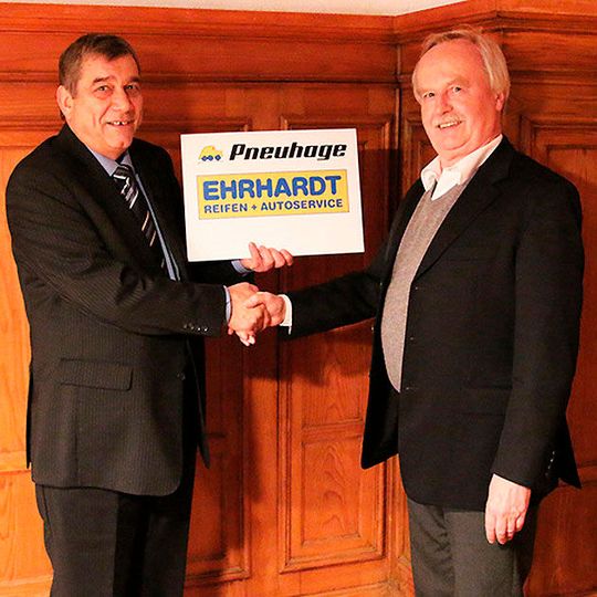 Rolf Ehrhardt (rechts) und Peter Schütterle (links), Inhaber von Pneuhage, haben sich auf die Weiterführung von Reifen Ehrhardt durch die Pneuhage-Gruppe geeinigt. (Foto:  Pneuhage)