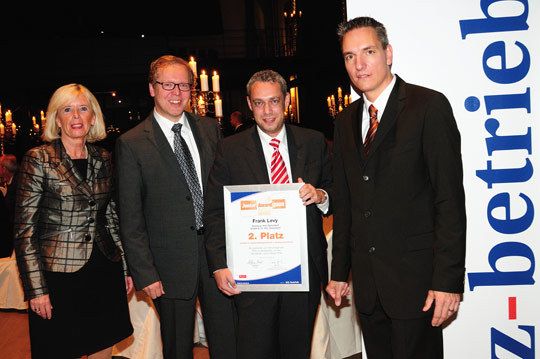 Die selben Gratulanten, aber ein anderer glücklicher Gewinner: 2. Platz des Junior Award für Frank Levy (Autohaus Yvel, Düsseldorf, 2. v. re.). (Archiv: Vogel Business Media)