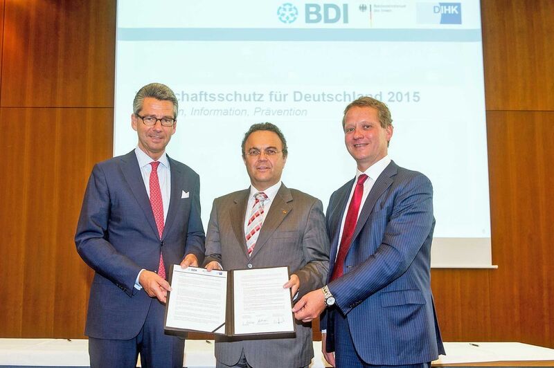 Ulrich Grillo (BDI), Bundesinnenminister Dr. Hans-Peter Friedrich, Eric Schweitzer (DIHK) bei Vertragsunterzeichung (Foto: BDI - Christian Kruppa)