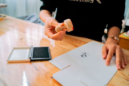 KI-Maßnahmen sollten zu Beginn nicht unter harten Erfolgsdruck gestellt werden. Die Einführung ist explorativ, Scheitern gehört dazu und ist kein Versagen, sondern Teil des Lernprozesses.(Bild:  frei lizenziert / Pexels)