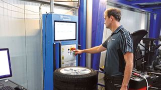 Bei Reifen Luther werden die Radsätze mit einem simplen Einkaufswagen an die Messstation geschoben. (Bild: Schreiner/»kfz-betrieb«)