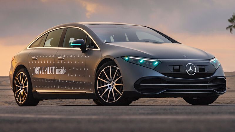 Mercedes zeigt mit türkisen Lichtern an, dass das Auto im automatisierten Modus fährt. (Bild: Mercedes-Benz)