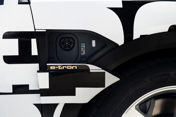 Audi e-tron-Prototyp: Laden  (Audi)