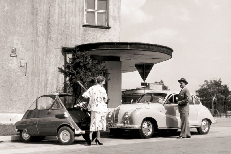 Mit Isetta und 502 reichte das BMW-Portfolio in den 50er-Jahren vom Kleinstwagen bis zur Luxuslimousine. (Bild: BMW)