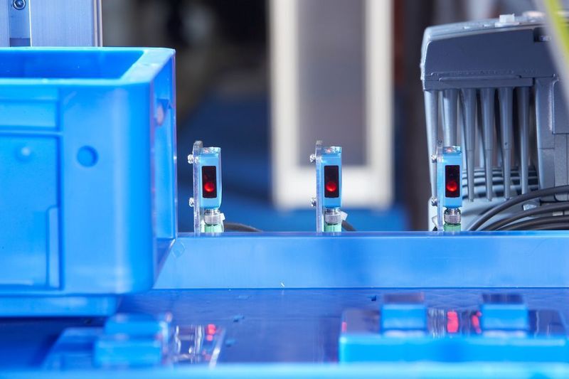 Erfassungssicherheit, platzsparende Bauform und passende Montagehalterungen – drei Argumente, auf die es bei Integration der WL100 Bright Light in die Ein- und Auslagerstiche Tablar-AKL von AM-Automation ankam. (Archiv: Vogel Business Media)