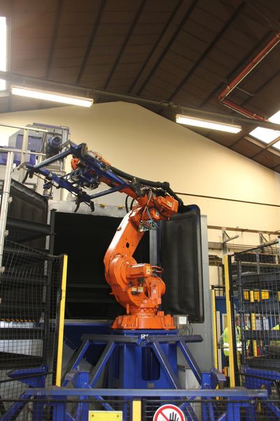 Bild 7: … nimmt der Roboter die Paletten auf … (Bild: Itasse)