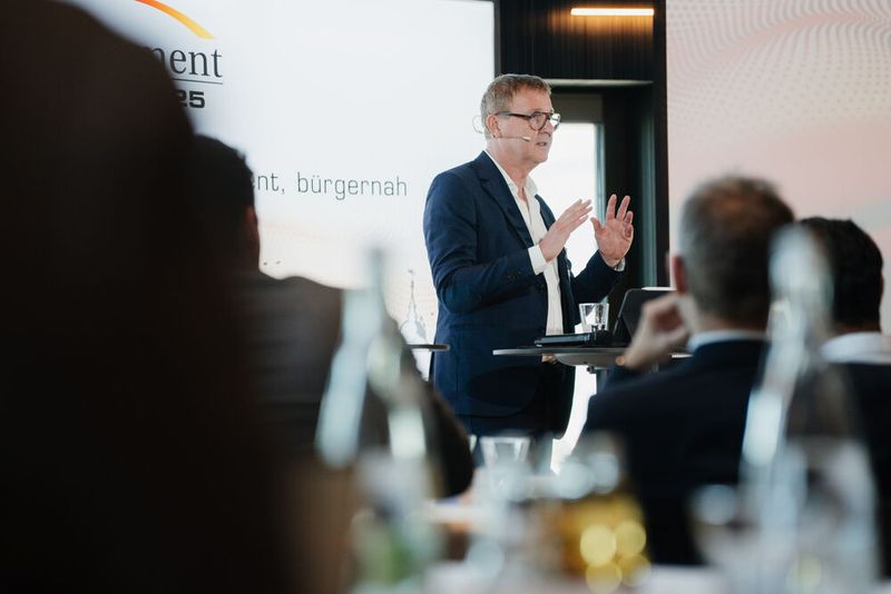 Ernst Bürger, IT-Beauftragter des Landes Brandenburg, Ministerium der Justiz und für Digitalisierung des Landes Brandenburg berichtete eingangs, wie es gelang, in nur sechs Wochen das Digitalministerium in Brandenburg aufzubauen und worauf es dabei ankam. Schwerpunkt seines Vortrags war der Wunsch nach einer souveränen und resilienten IT-Infrastruktur für die gesamte deutsche Verwaltung, wobei das Infrastrukturpaket Digitalisierung des Bundes eine entscheidende Rolle spielen kann. (©Manuel Emme Fotografie)