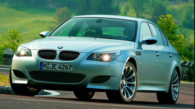 Der M5 auf der Basis des E60 erhielt einen neu entwickelten, hochdrehenden V10-Motor Typ S85 mit einer maximalen Leistung von 373 kW (507 PS). Der Motor wird erst bei 8.250min/-1 abgeregelt. In fünf Jahren wurden 19.523 Limousinen und 1.025 Touring produziert. Damit ist die vierte Generation des M5 die bisher absatzstärkste. Der E60-M5 hat ein neu entwickeltes automatisiertes 7-Gang-Schaltgetriebe („7-Gang SMG Drivelogic“). Das neue SMG („Sequentielles M-Getriebe“) wechselt im Sportmodus die Gänge um 20 Prozent schneller als noch im BMW M3 (E46). Das Fahrzeug kann in 4,7 s von 0 auf 100 km/h beschleunigen und in 13,9 s von 0 auf 200 km/h, die Höchstgeschwindigkeit wird bei 250 km/h elektronisch abgeregelt. Mit dem M-Drivers-Package werden 305 km/h erreicht.   (Bild: BMW)