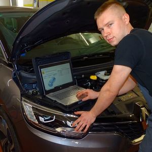 Dominik Tabatt vom Autohaus Wernicke vom Landesverband Berlin-Brandenburg gilt als drittbester Kfz-Mechatroniker im Land.(Bild:  Autohaus Wernicke)