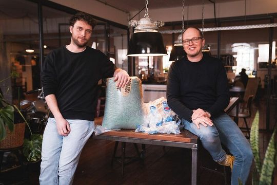 Christian Sigmund, CEO und Co-Founder von WILDPLASTIC und Benjamin Köhler, Projektmanager Corporate Responsibility Otto Group(Quelle:  © OTTO 2021)