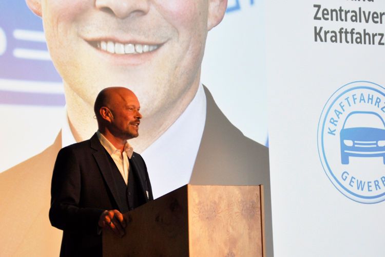 ZDK-Vorstand Holger Schade schätzte zuvor die Lage der Kfz-Branche ein. (Bild: Yvonne Simon / »kfz-betrieb«)