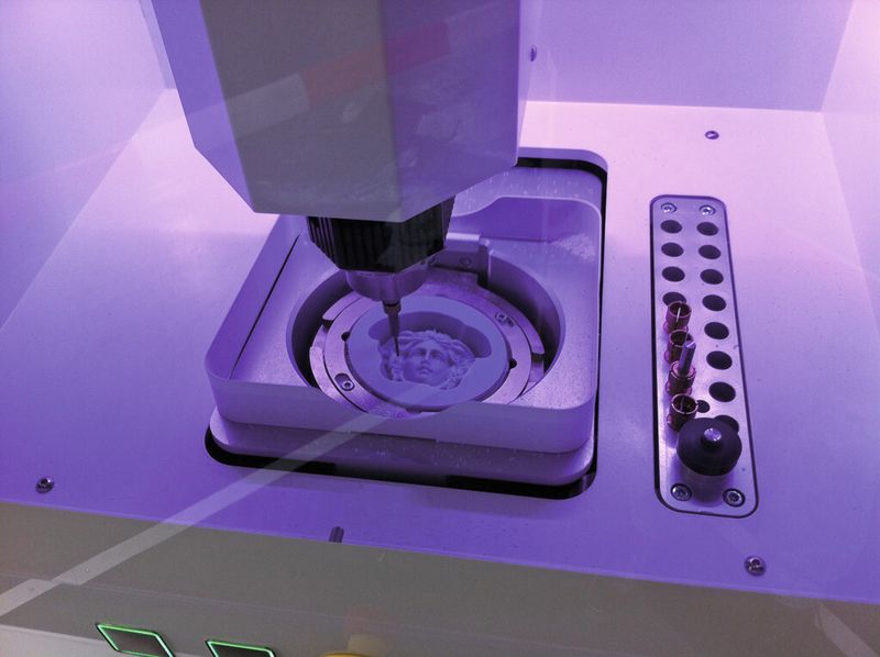 Fräskopf und Werkzeugwechselsystem der Dentalfräsmaschine. (Bild: Ferrocontrol)