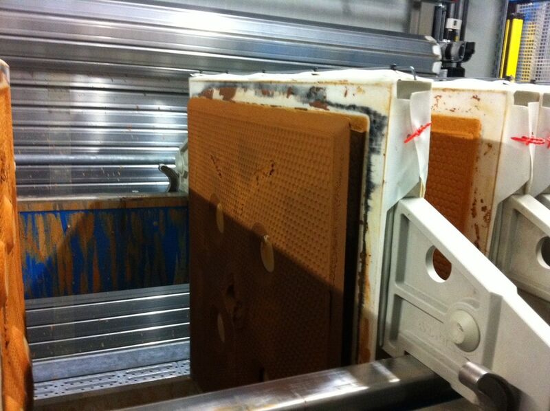 Hat die Hochdruckpumpe ihre Arbeit getan, wird der trockene Filterkuchen aus den einzelnen Filterkammern gelöst. (Bild: WP-Aro)