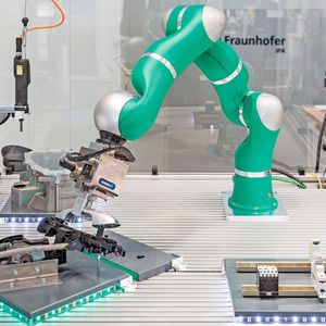 Bild 1: Eine Software des Fraunhofer-IPA für feinfühlige Montagevorgänge ermöglicht die wirtschaftliche Automatisierung bisher manuell ausgeführter Prozesse.