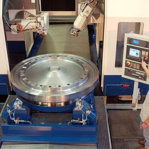 Bild 2: Bei dem Portalzentrum Planmaster koordiniert eine Sinumerik 840D alle 17 Achsen.Bild: Siemens
