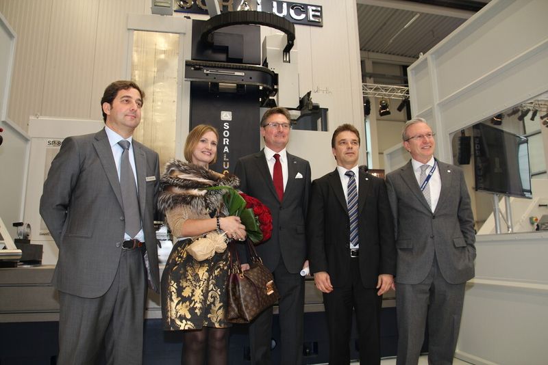 Stolze Maschine: Soraluce-Geschäftsführer Rafael Idigoras, Sopranistin Ainhoa Arteta, Bimatec-Soraluce-Geschäftsführer Fred Bisgwa und Andreas Lindner mit Danobat-Vorstand (a.D.) Rafael Barrenechea. (Bild: Fouhy)