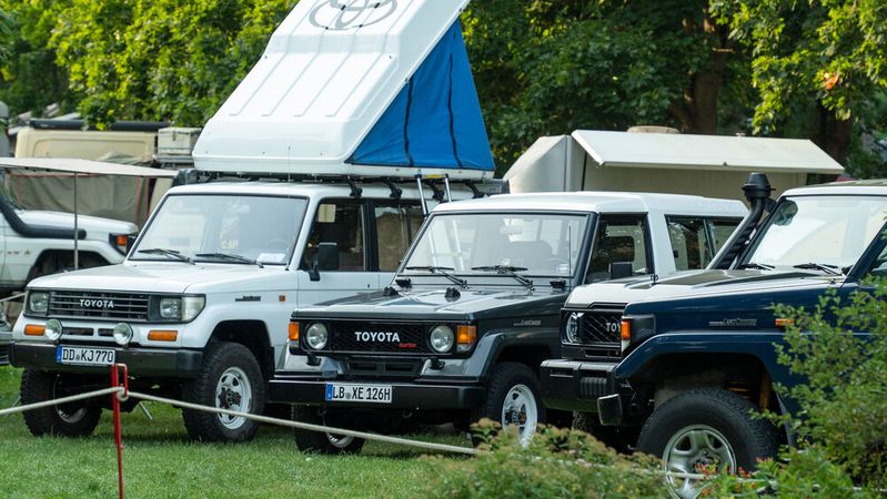 Der Land Cruiser J7 ist oftmals in Nachrichtensendungen im Zusammenhang mit UNO-Missionen und kriegerischen Auseinandersetzungen zu sehen. In Deutschland wird er auch zu Zwecken des Rettungsdienstes zugelassen, insbesondere für die Bergwacht.(Bild:  Toyota)