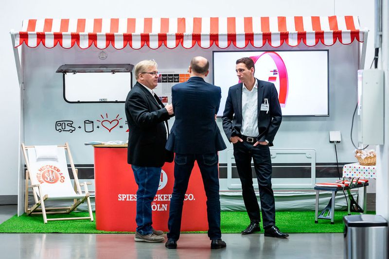 Spies Hecker hatte die eigene Seitenwand eines Caravans mitgebracht, um die Reparaturmöglichkeiten zu demonstrieren. (Stefan Bausewein)