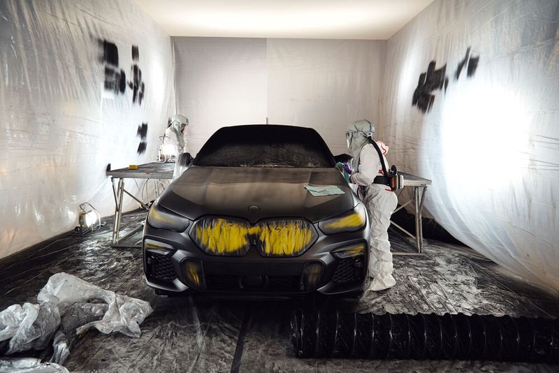 Sie absorbiert einfallendes Licht so stark, dass dreidimensionale Strukturen für das menschliche Auge nicht mehr wahrnehmbar sind. (Bild: BMW)