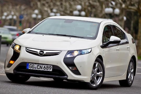 Opel startet mit seinem Volt-Schwestermodell, dem Ampera, 2011 in Deutschland. Wie der Chevrolet hat das E-Mobil einen Range-Extender, der bei leerer Batterie für Antriebsspannung sorgt. (Archiv: Vogel Business Media)