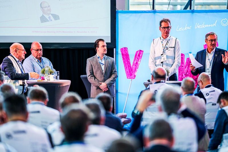 In einem Automotive-Expert-Talk diskutierten (von links) Prof. Thomas Seul (VDWF), Jean-Brice Francois (Renault), Jakob Manhart (Lucid Motors), Andreas Blankl (Brose) und Stephan Berz (ISTMA Europe) unter anderrem darüber, wie sich der Werkzeugbau vom reinen Werkzeughersteller weiter zu einem Systempartner für seine Auftraggeber entwickeln kann. (Bild: Maschinenmarkt/rw)