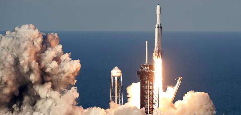 Eine SpaceX Falcon Heavy Rakete mit einem Kommunikationssatelliten an Bord hebt am Kennedy Space Center in Cape Canaveral ab.