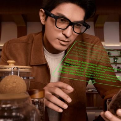Die KI-Brille von Rokid blendet Navigation, Untertitel und Assistenzfunktionen direkt ins Sichtfeld ein. (Bild: Rokid)