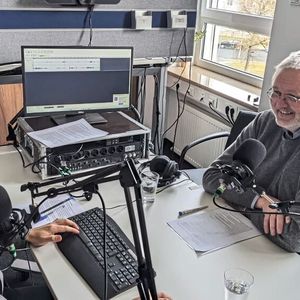 „Sie müssen aus dem Reagenzglas in die große Anlage aus Eisen und Stahl.” Prof. Thomas Bayer von der Provadis-Hochschule (rechts) erklärt im PROCESS-Podcast die Rolle von Transbib.(Bild:  PROCESS/Ernhofer)