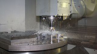 Wie Henkel mitteilt, ist es nach intensiver Entwicklungsarbeit gelungen, eine mikrobiologisch robuste Rezeptur des Kühlschmierstoffs zu formulieren, die ohne jeglichen Zusatz oder Nachkonservierung von Bakteriziden (wie Formaldhyedabspalter) auskommt.  (Bild: Henkel)