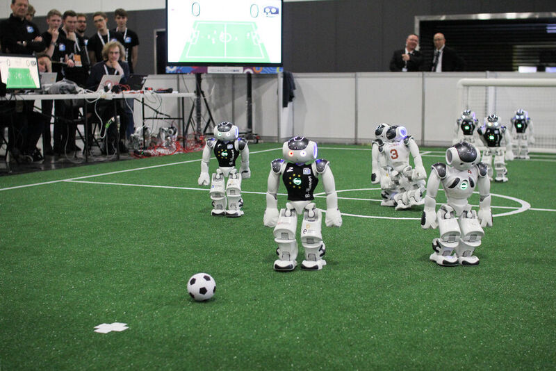 Ballgewinn für den B-Human-Roboter und die Chance auf ein Torschuss vom Mittelfeld. (Tim Laue, University of Bremen)