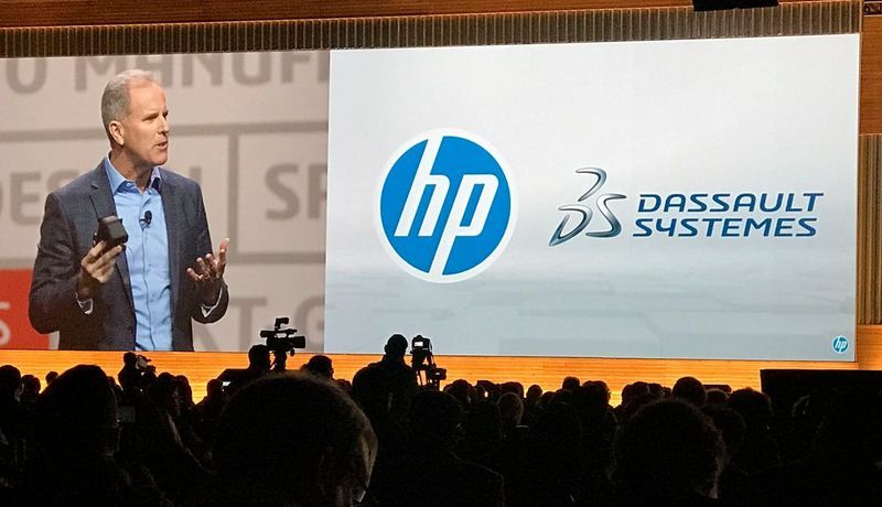 Stephen Nigro, President der 3D Printing Division von HP, enthüllte HPs ersten 3D-Farbdrucker, den HP Jet Fusion 300/500, mit dem sich sowohl Prototypen als auch Funktionsbauteile drucken lassen, und zwar sowohl in schwarz weiß als auch in Farbe.  (U. Drescher/konstruktionspraxis)