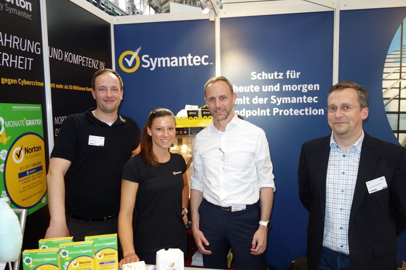 Michaela Fleischer und (v. l.) Daniel Pauls, Andreas Braun und Sven von Kreyfeld, Symantec, verteilten frischen Popcorn. (Bild: IT-BUSINESS)