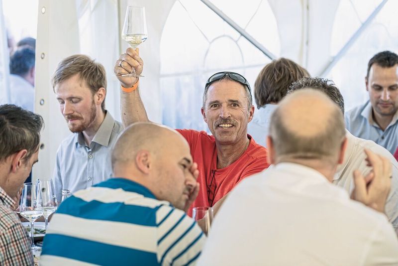 Bild 3: Natürlich gibt es auf den Abendveranstaltungen auch viele Möglichkeiten zum geselligen Beisammensein bei einem guten Glas Wein. (Bild: Elektronikpraxis)