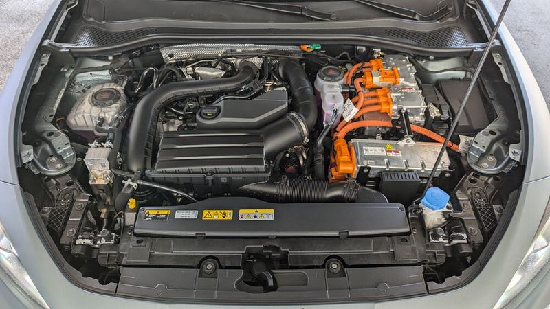 4. Der Antrieb: Der Testwagen war mit einem Plug-in-Hybrid ausgestattet. Mit 200 kW/272 PS Systemleistung beschleunigt der Kombi in 7,3 Sekunden von 0 auf 100 km/h, fühlt sich dabei aber stets etwas synthetisch an. Immerhin hat der Kunde bei Cupra noch die Wahl zwischen dem PHEV und einem etwas stärkeren reinen Verbrennungsmotor mit mächtigen 245 kW/333 PS. Mal sehen, wie lange es solche Motoren noch gibt. Ist die Batterie leer, muss der 1,5-Liter-Ottomotor mit 130 kW/177 PS den Kombi allein antreiben – und das tut er recht sparsam. Wir haben im Schnitt 6,3 Liter verbraucht. Eine Besonderheit im Fahrzeug ist der Soundaktuator: Das verstärkt, je nach Fahrmodus, den Klang des Motors. Im Modus „Pure“ lässt sich der Quatsch aber auch deaktivieren. (Bild: Rosenow – VCG)