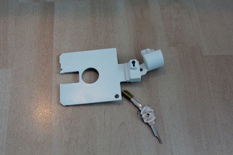 Ein Diskettenschloss für 3,5“-Laufwerke verhindert das Einlegen einer Floppy-Disk und den Zugriff auf das Laufwerk. Bei aktueller IT-Technik vermutlich eher selten ein Problem. (Div)