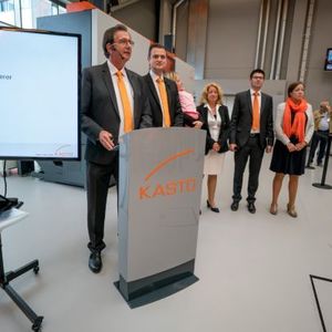 Die Kasto-Entscheider blicken gemeinsam auf ein erfolgreiches Jahr zurück (von links): Armin Stolzer, Sönke Krebber, Nicole Krebber-Stolzer, Ruth Stolzer, Jonathan Riegel und Stephanie Riegel-Stolzer.