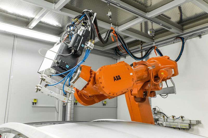 Industrieroboter mit Schweißscanner Scanlab und Lessmüller-Nahtführungssystem im Laserzentrum von Bergmann & Steffen. (Bild: Bergmann & Steffen)